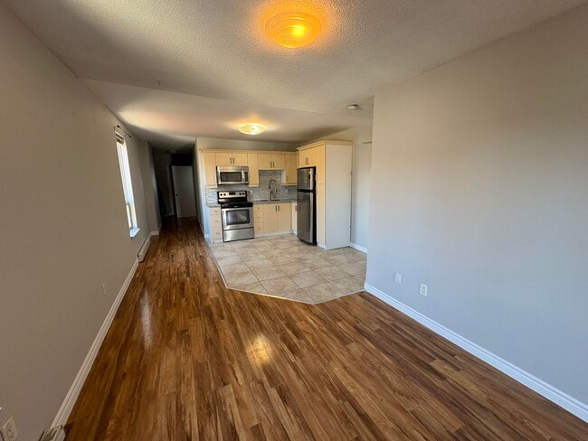 Building Photo - 2 Bedroom On Corner or King and Locke St Includes Parking