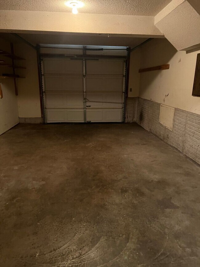 Building Photo - Spacious 2 bedroom 1 bathroom duplex in a ...