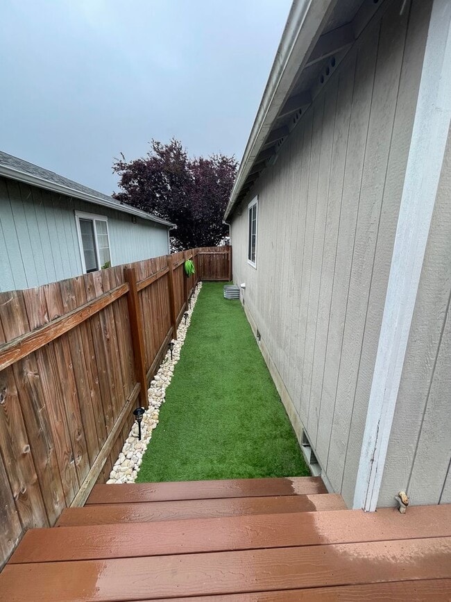 Building Photo - ***PENDING APPLICATION***Cozy and Comfortable 3 Bedroom Home, Close to Everything!
