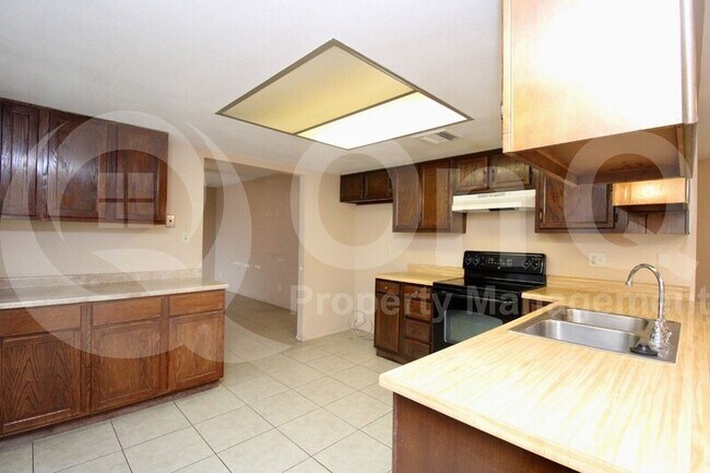 Building Photo - 1721 W Wagoner Rd