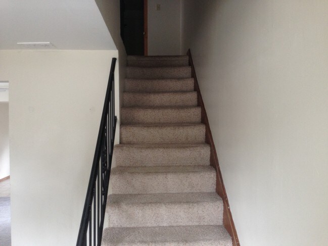 Escaleras - 7502 Whitcomb St