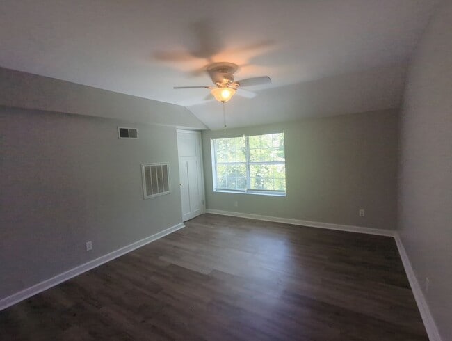 Building Photo - 405 Red Oak Dr
