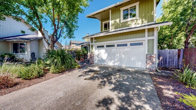 Foto del edificio - PURE Property Management Presents: 3 Bd 2.5 Ba in Larkfield W/ Beautiful Backyard W/ PURE Propert...