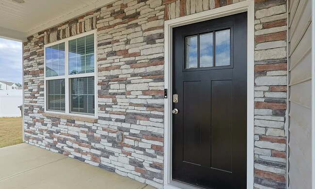 Foto del edificio - Beautiful 5 Bedroom, 3 Bath Home- New to Rental Market- Short Commute to Ft. Bragg