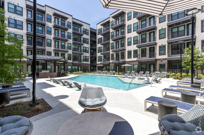 Piscina con parrilla al aire libre y espacio para comer - Bell Southstone Yards