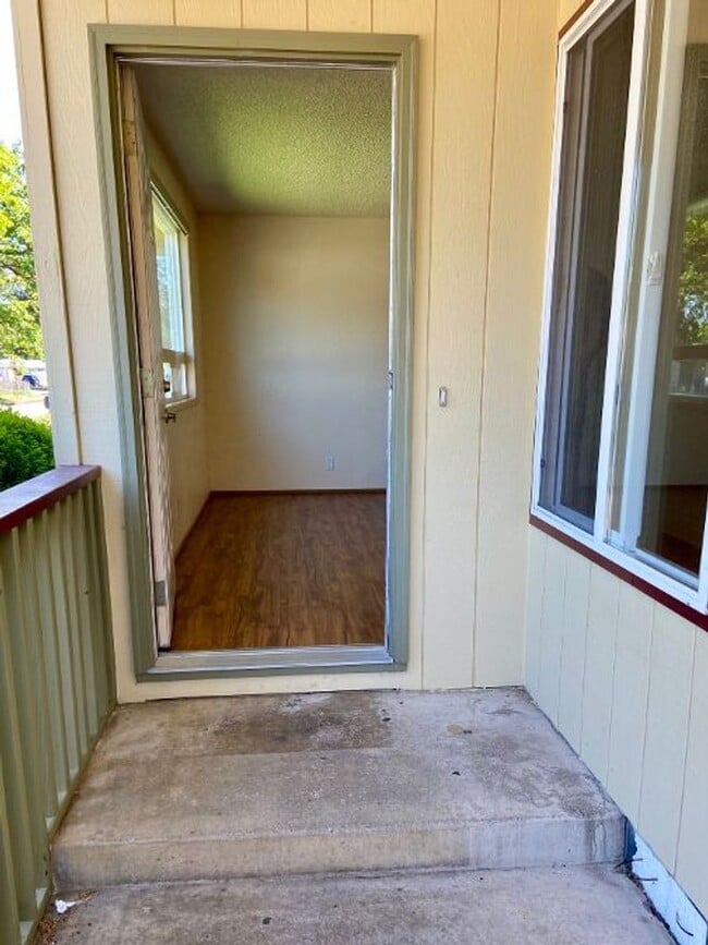 Building Photo - Veneta Duplex