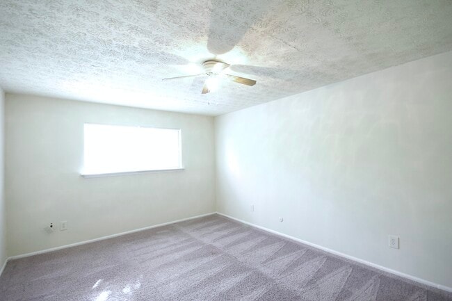 Building Photo - 120 Viking Ct