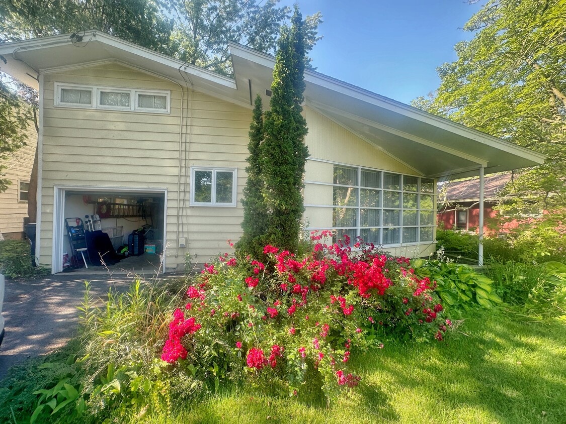 Primary Photo - 443 Thurber St