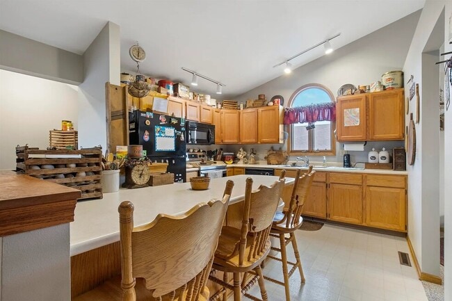 Building Photo - 6043 Boxwood Dr