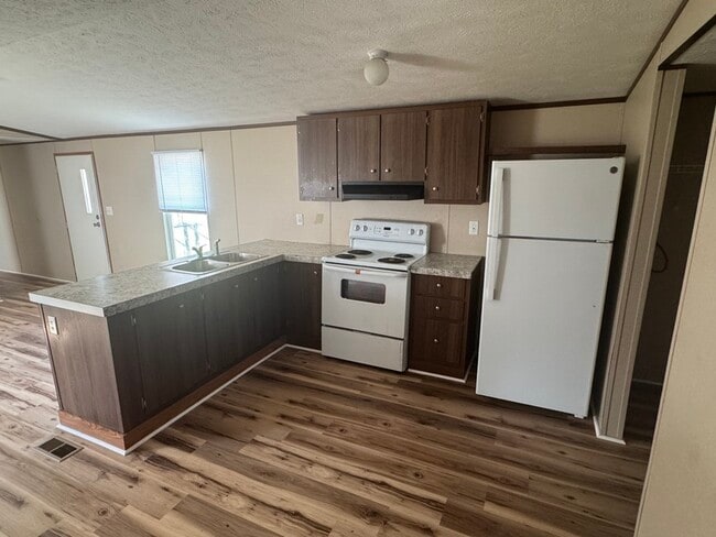 Foto del edificio - 2208 Cattail Cir