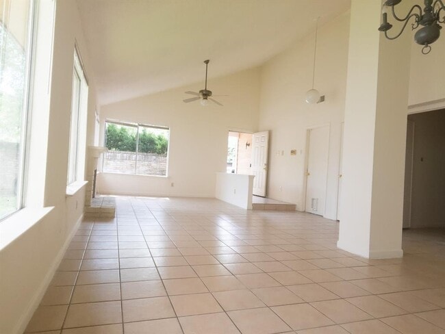 Building Photo - 2803 Meadowgrass Ln