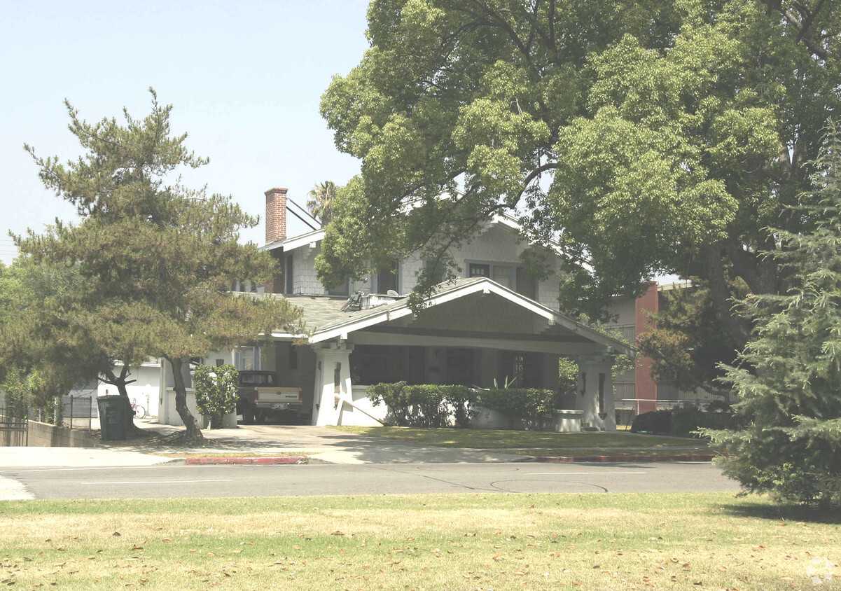 Primary Photo - 171-179 S Sierra Madre Blvd