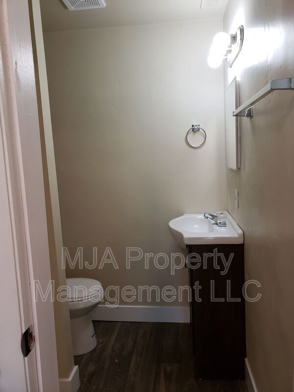 Foto del edificio - 972 W Center St