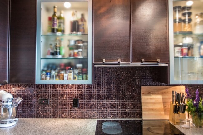 Building Photo - Nice 1 bedroom Condo in Gold Coast/Old Town