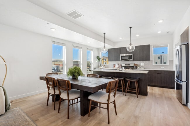 Building Photo - theQUINCI