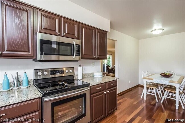 Building Photo - 3290 Bennington Dr