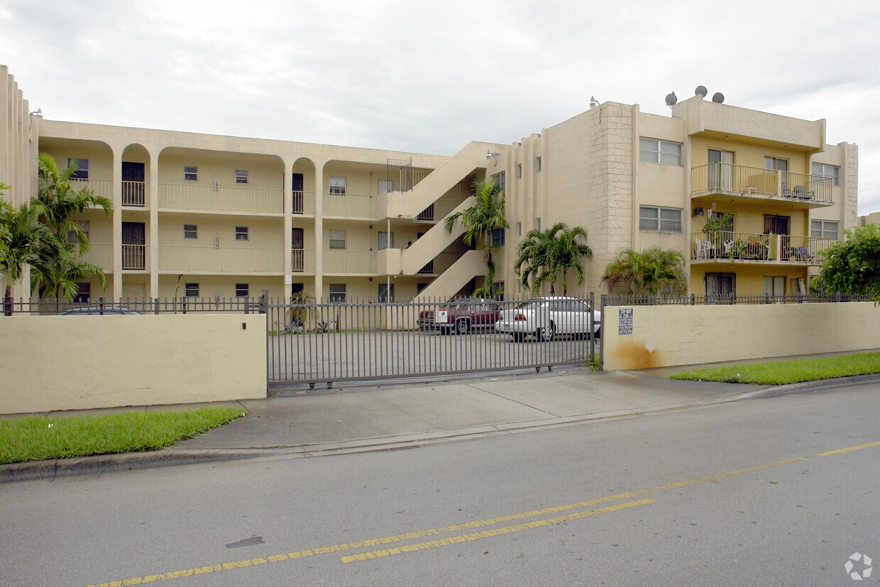 Foto histórica 9/2027 - Regency Club Apartments
