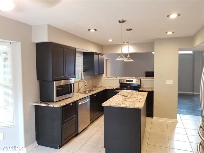 Foto del edificio - 4 br, 3.5 bath House - 528 Emberwood Dr
