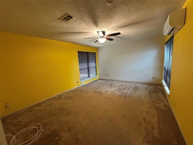 Foto del edificio - 7310 Treewater Dr