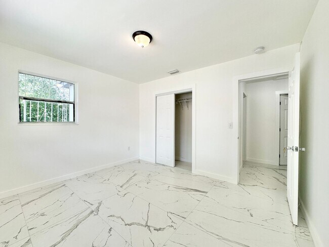 Foto del edificio - Freshly remodelled 2bed/1bath in a duplex ...