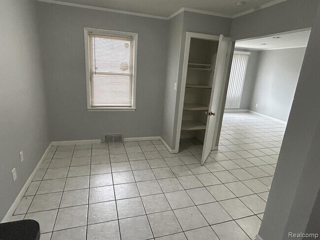 Building Photo - 12871 Saratoga St