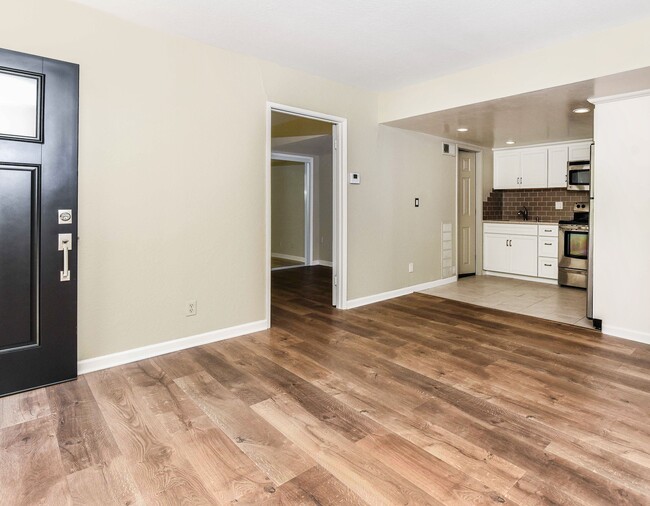 Building Photo - 389 Montecillo Dr
