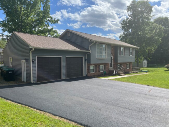 Building Photo - 24 Moss Dr