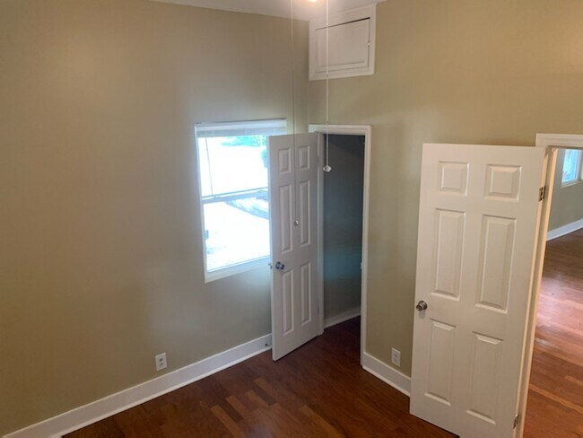 Dormitorio con armario - 312 Bowen St