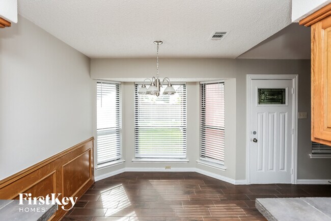 Foto del edificio - 6808 Windcrest Lane
