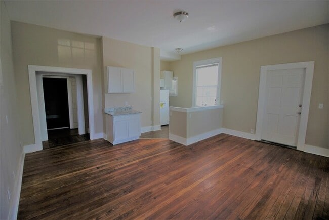 Building Photo - Two Bedroom in Newly Renovated Historic House