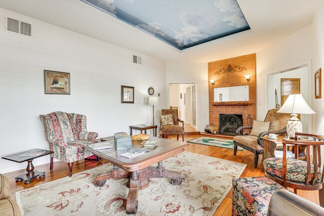 Foto del edificio - 107 W Windsor Ave