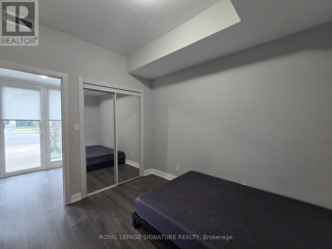 Photo du bâtiment - 726 Sheppard Ave W