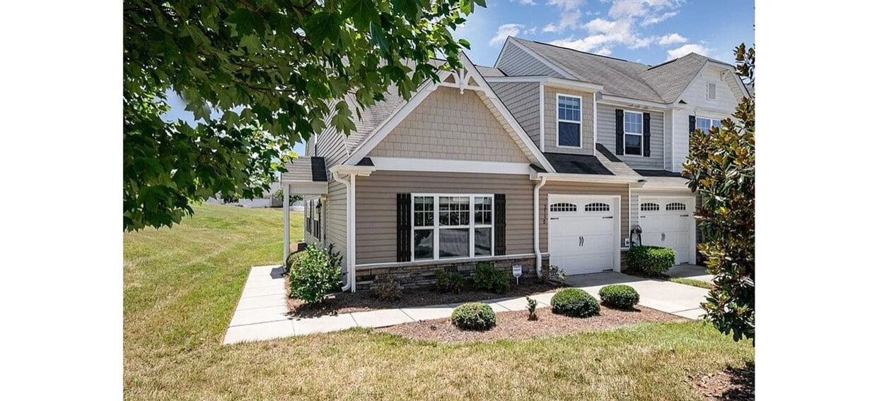 Primary Photo - Charming 3BR Townhome in Colfax