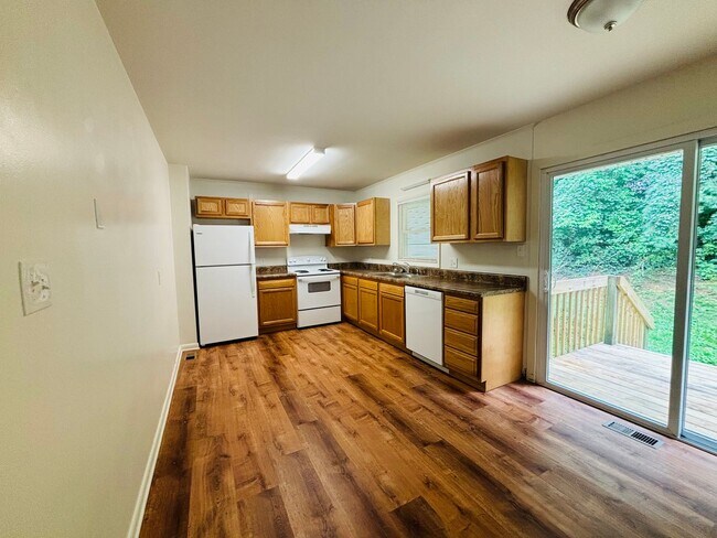 Building Photo - 215 Freestone Dr