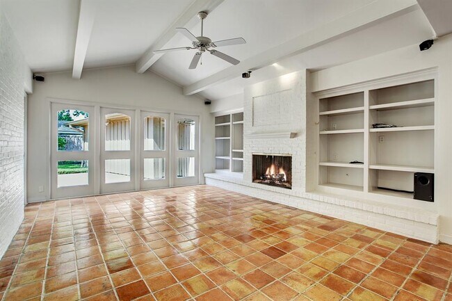 Foto del edificio - 6139 Chevy Chase Dr