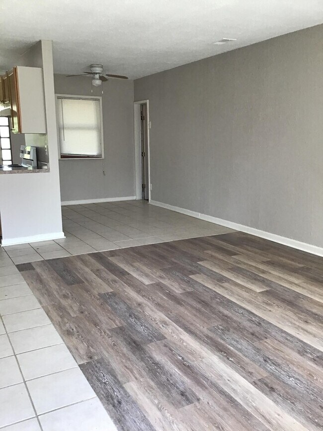 Building Photo - 837 Lebon Dr