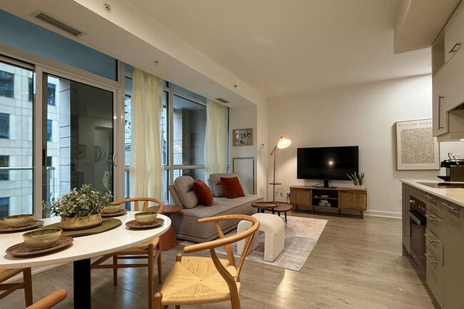 Building Photo - 199 Richmond St W