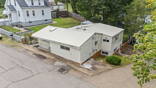 Building Photo - 136 Locust St