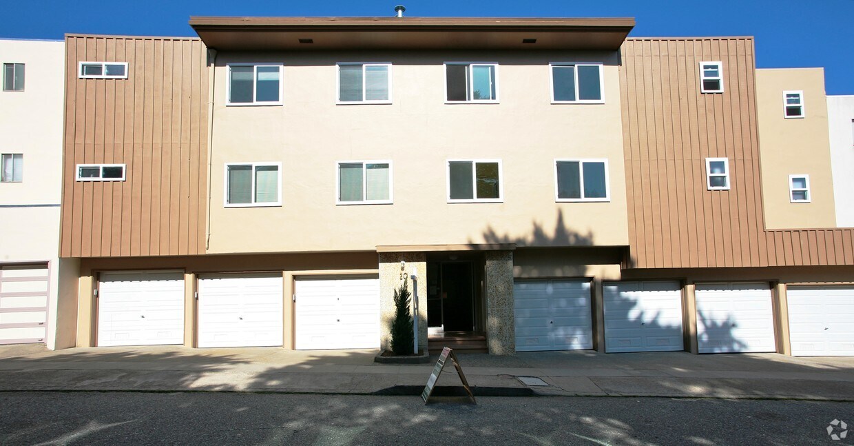 Building Photo - 20 Crestline Dr