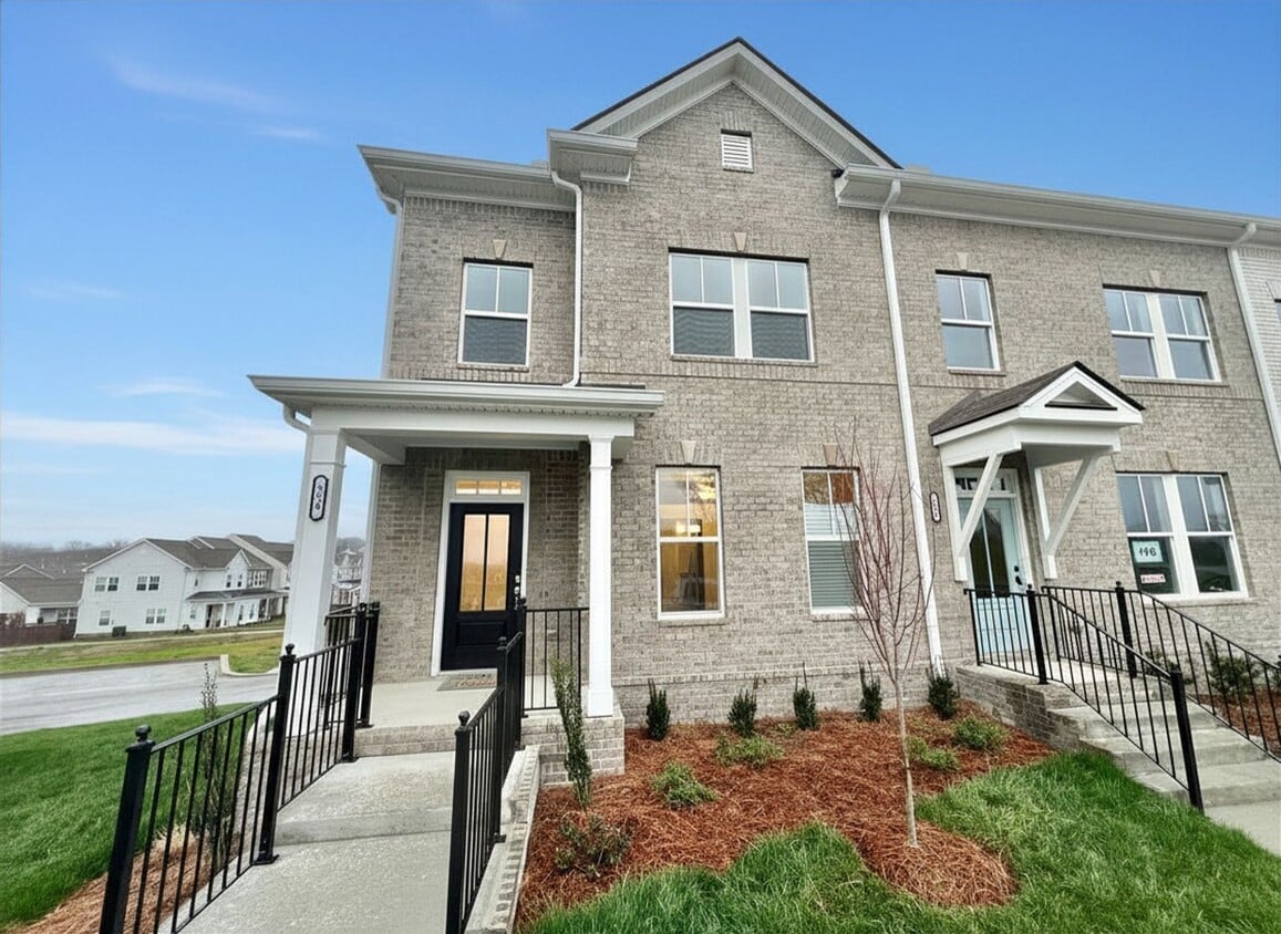 Like New 3 Bed, 4 Bath Townhome w/ 2 Car Garage - Like New 3 Bed, 4 Bath Townhome w/ 2 Car Garage