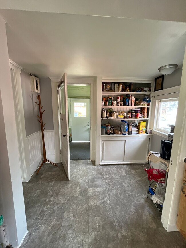 Building Photo - 4 bedroom 1 bath house - Lakeway neighborhood