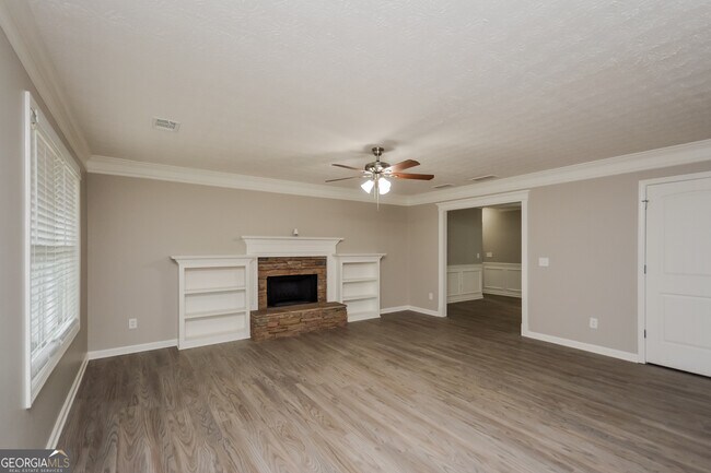Foto del edificio - 155 Shadowbrook Dr