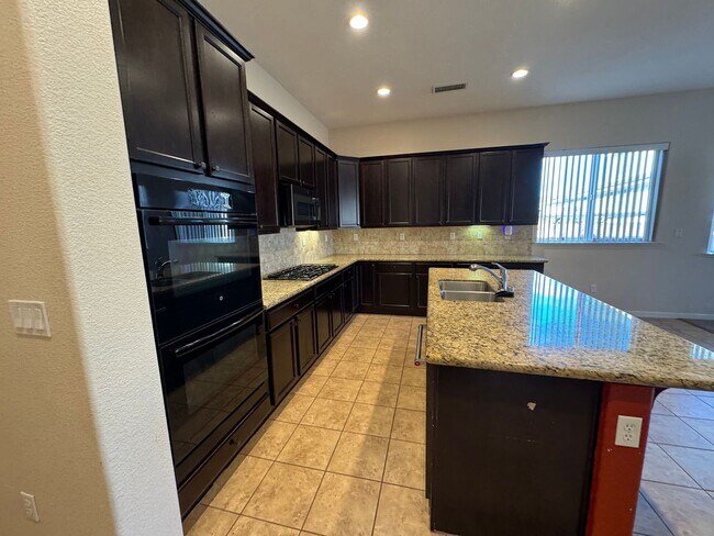 Foto del edificio - 4 Bedroom, 3 car garage- Foothills at Wingfield Springs. Pets welcome!