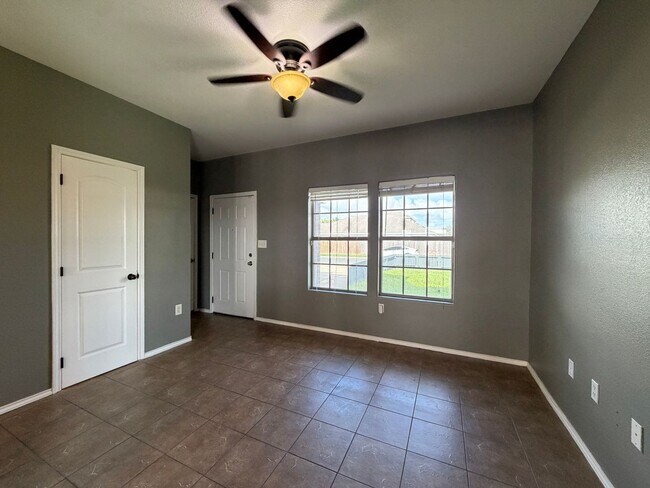 Foto del edificio - TWO STORY 5 BEDROOM 3 BATH HOUSE WITH SPA
