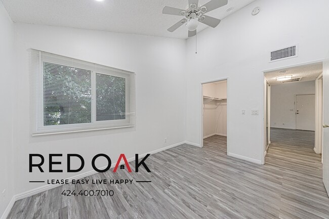 Building Photo - 13043 Vanowen St