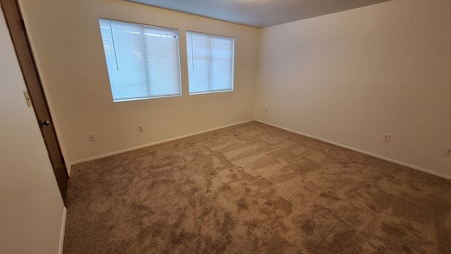Building Photo - 10505 Holly Dr