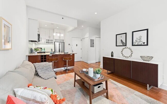 Foto del edificio - Enjoy this modern apartment’s generous nat...