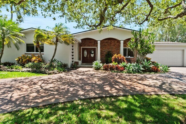 Foto del edificio - Stunning 4BR/3BA Pool Home with Outdoor Oa...