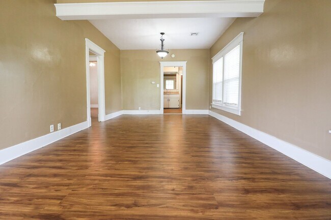 Building Photo - 3 Bed 1 Bath in beautiful location!