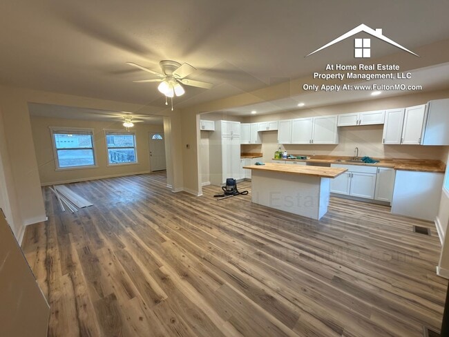 Building Photo - 703 W 7th St